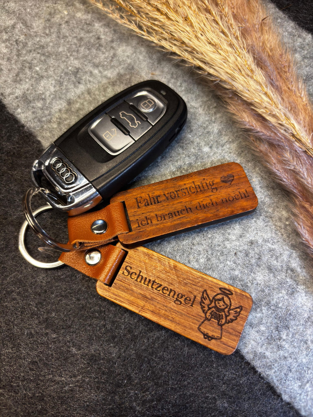 Schlüsselanhänger aus Holz mit Gravur