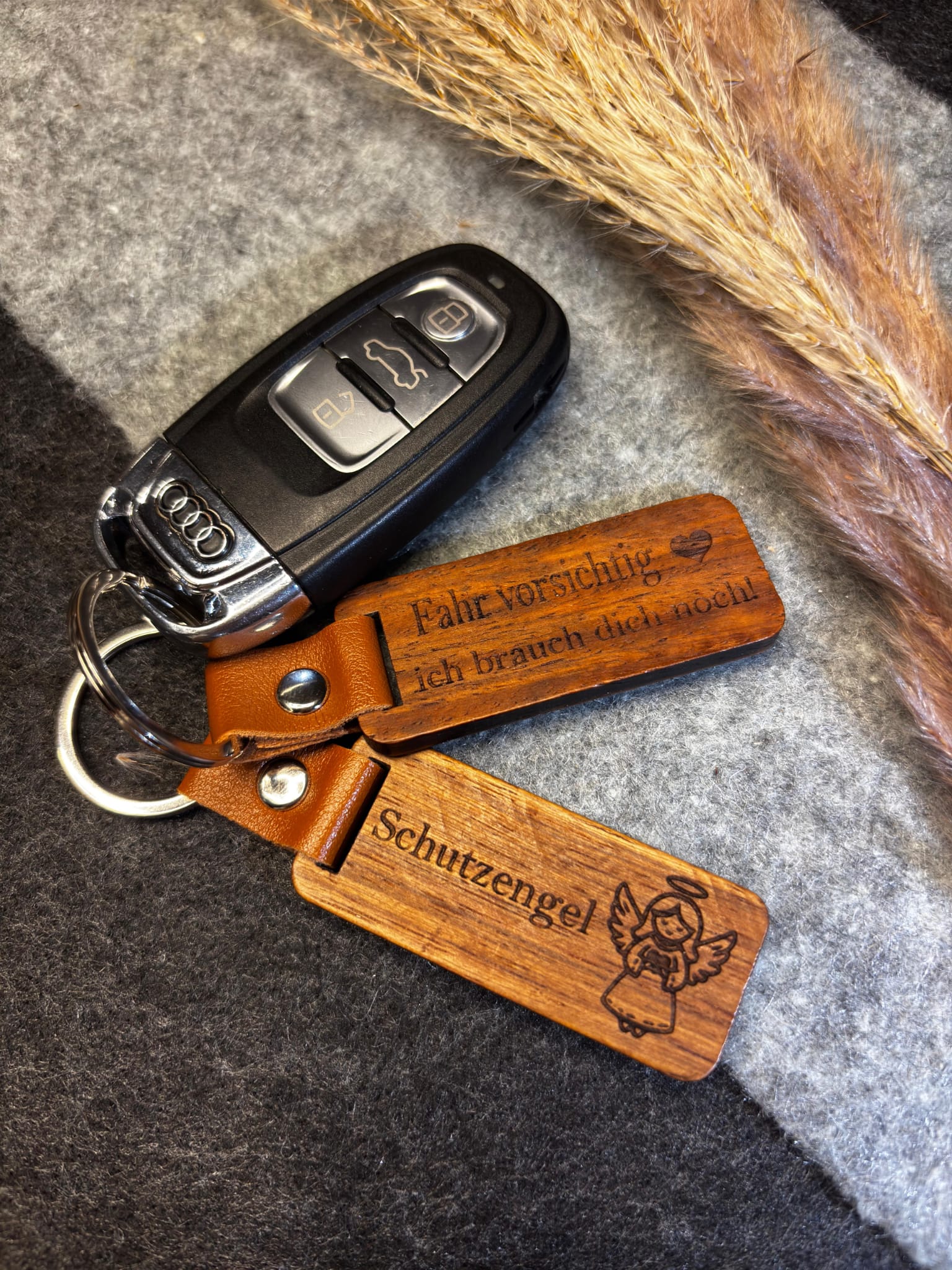 Schlüsselanhänger aus Holz mit Gravur